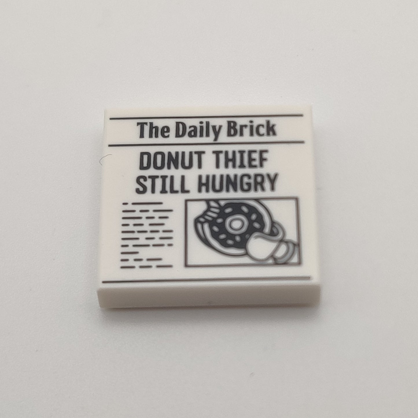 Tile Gazeta 2x2 „The Daily Brick – Donut Thief Still Hungry” 3068pb1488 LEGO