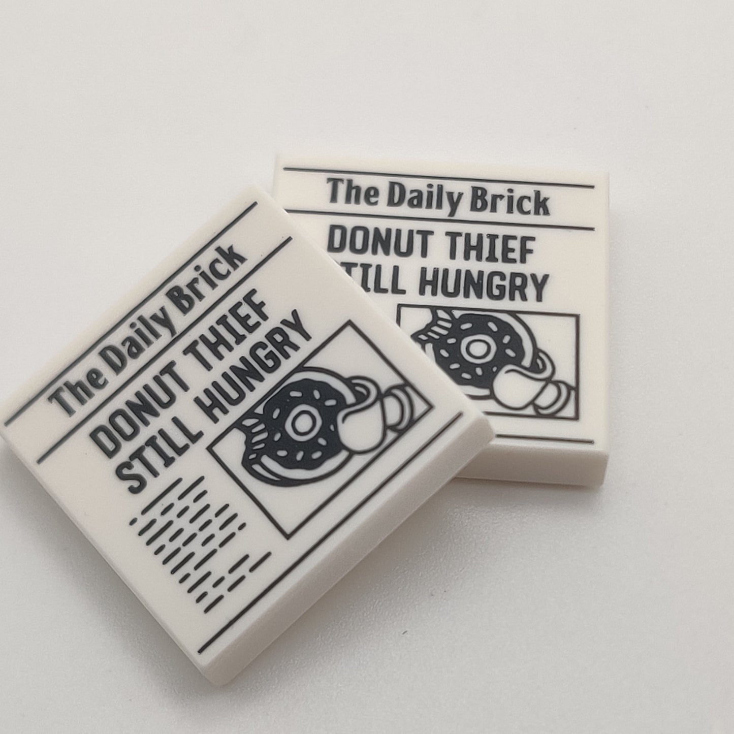 Tile Gazeta 2x2 „The Daily Brick – Donut Thief Still Hungry” 3068pb1488 LEGO