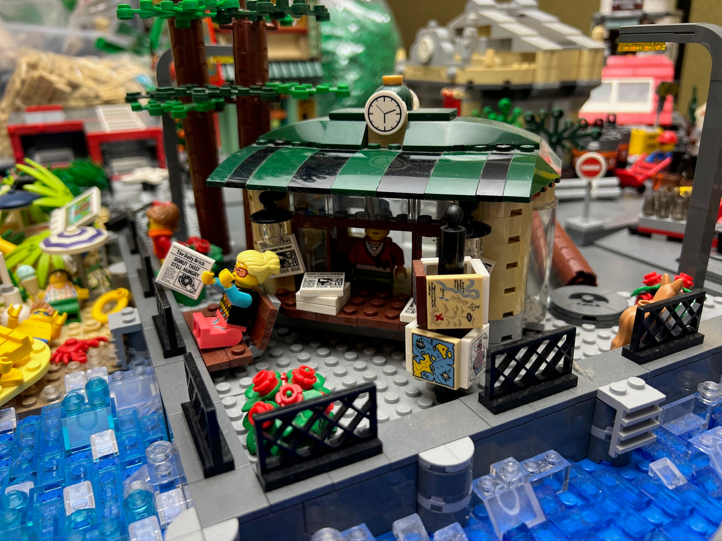 LEGO® 10 szt. Tile Gazeta 2x2 „The Daily Brick – Donut Thief Still Hungry” 3068pb1488