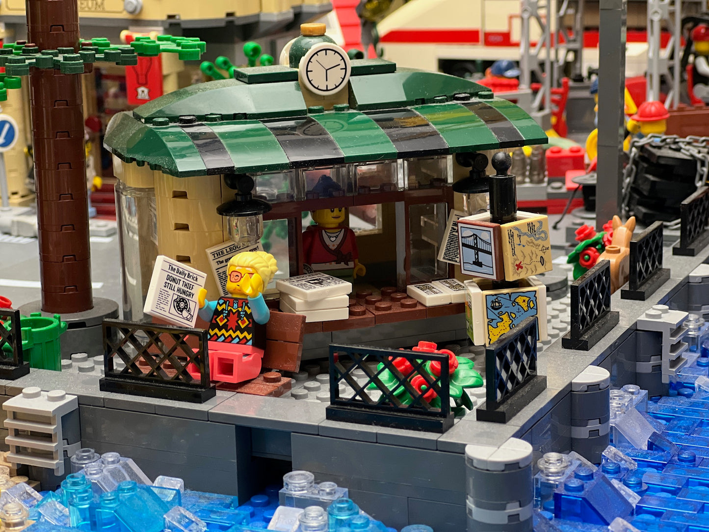 LEGO® 10 szt. Tile Gazeta 2x2 „The Daily Brick – Donut Thief Still Hungry” 3068pb1488