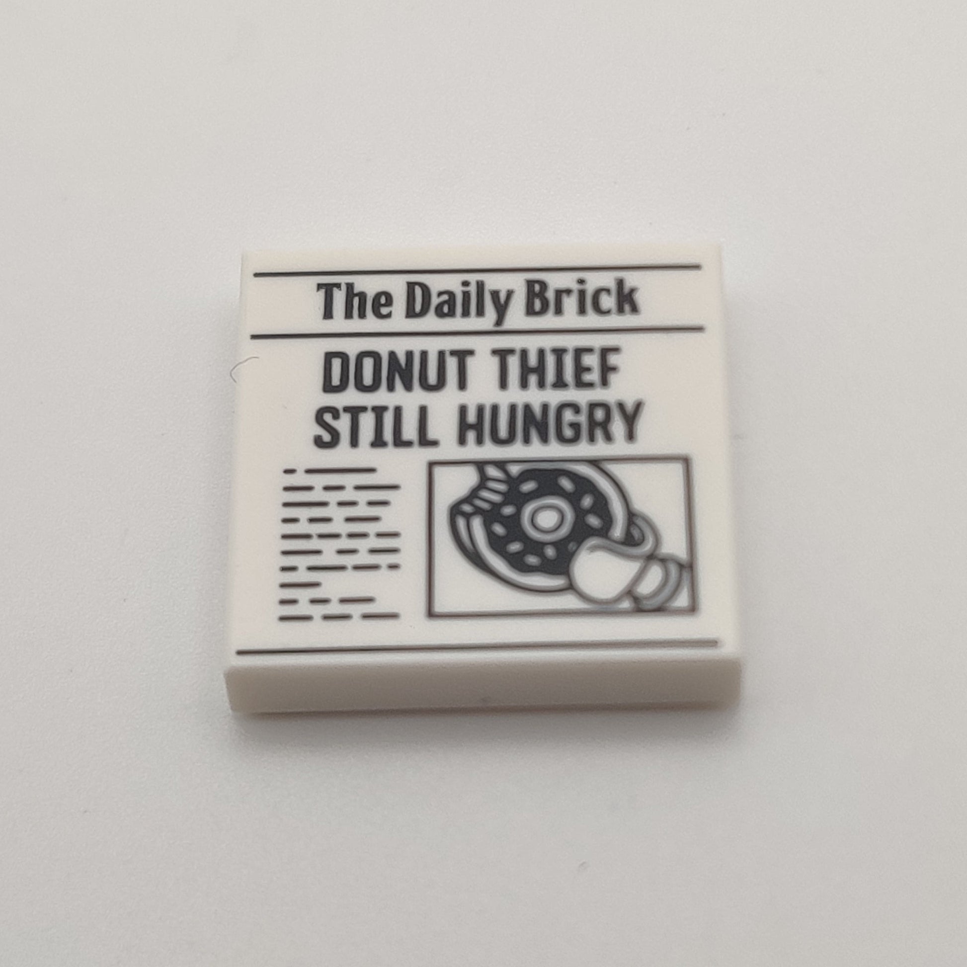 Tile Gazeta 2x2 „The Daily Brick – Donut Thief Still Hungry” 3068pb1488 LEGO