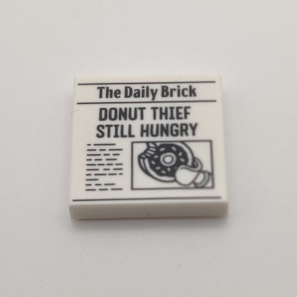 Tile Gazeta 2x2 „The Daily Brick – Donut Thief Still Hungry” 3068pb1488 LEGO